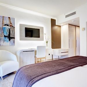 Zimmer mit Kingsize-Bett